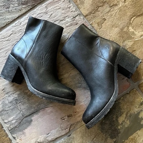 🍃💕NIB FRYE Karen Ankle Zip Distressed Black Leather Bootie Size US 9 - Picture 2 of 12